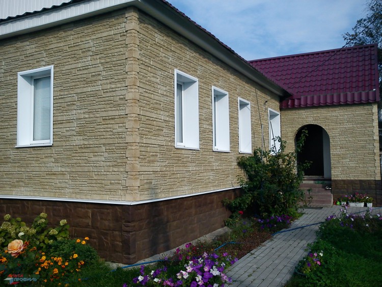 Отделка дома фасадными панелями скалистый камень и балканский гранит